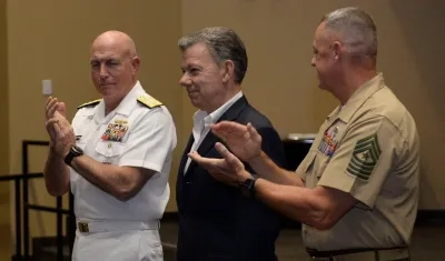 El Presidente Santos impuso la condecoración a la bandera del Comando Sur, al lado del comandante, almirante Kurt Tidd.