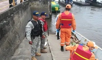 Personal de la Armada Nacional en el rescate de los dos cuerpos de las dos niñas.