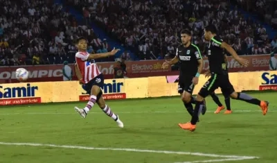 Zapatazo de Teófilo Gutiérrez para abrir el marcador.