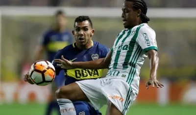 Carlos Tévez (i) de Boca Juniors disputa el balón con Keno (d) de Palmeiras.
