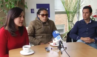 Yadira Aguagallo (i), pareja de Paúl Rivas; Alejandro Ortega (c), hermano de Javier Ortega; y Cristian Segarra (d), hijo de Efraín Segarra.