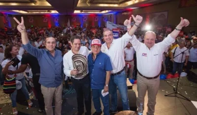 Los presidente del Partido Conservador, de la U y de Cambio Radical y el cantante Jorge Oñate con el candidato Germán Vargas.