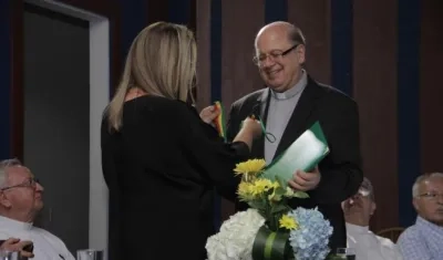 Bibiana Rincón, Secretaria de Educación Distrital entregó condecoración al Colegio San José de parte de la Alcaldía.