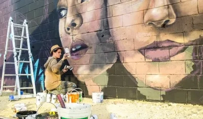 Artista creando mural para el evento de Killart.