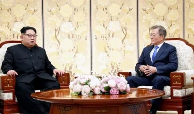  El líder norcoreano Kim Jong-un (i), conversa con el presidente surcoreano, Moon Jae-in (d).