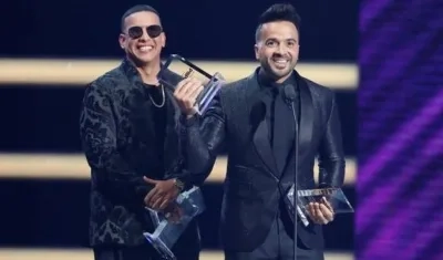 Daddy Yankee y Luis Fonsi durante la premiación.