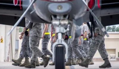 Ilustración de Avión de la Fuerza Aérea, y personal de esa institución.