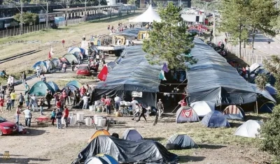 Decenas de simpatizantes de Lula acampan cerca de la Superintendencia de la Policía Federal de Curitiba.