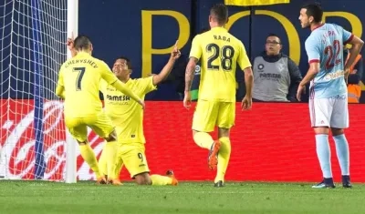 Carlos Bacca festeja con sus compañeros el primer gol del partido.