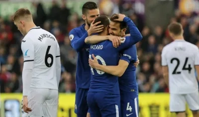 Cesc Fábregas  festeja con sus compañeros, tras el gol. 