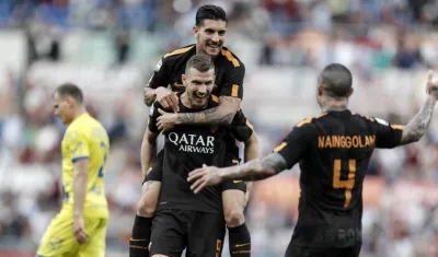 Edin Dzeko celebra uno de sus dos tantos. 