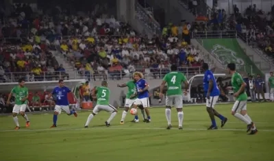 El 'Pibe' Valderrama en lo suyo, filtrando pases para gol.