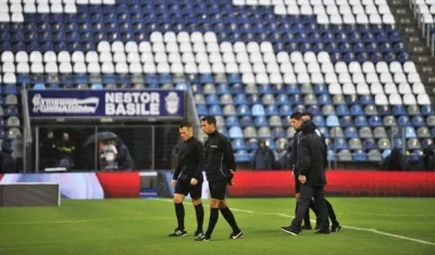 Los árbitros inspeccionaron el terreno de juego. 