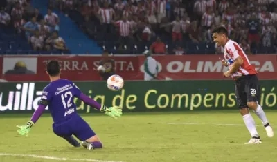 El arquero Ricardo Jerez achica y neutraliza el remate de Teo salvando su malla.