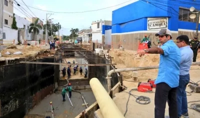 El Alcalde Alejandro Char inspeccionando las obras de canalización.