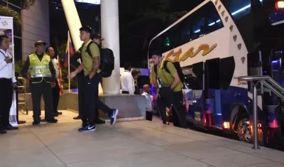 Jugadores del Boca Juniors a su arribo al hotel de concentración en Barranquilla.