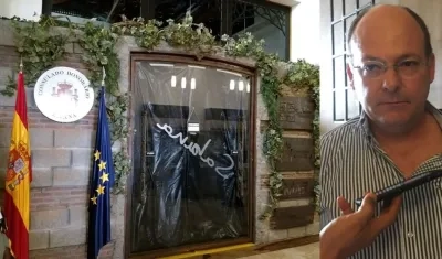 Las personas que ingresaron al restaurante taparon la puerta y vidrio y no dejan ingresar al cónsul Carlos Guerra, en la foto.
