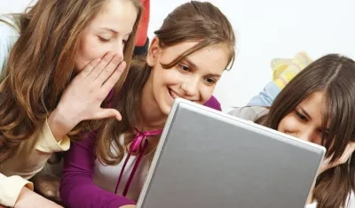 El Papa recomendó a los padres con el internet "no asustarse sino prestar atención".