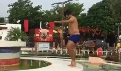 Hombre bañándose en una fuente.