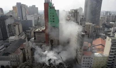 Momento en el que se desploma el edificio.