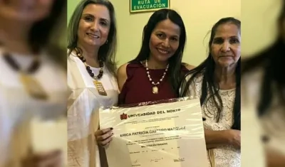 Erica Castaño, con su diploma de magíster en Finanzas de la Universidad del Norte.