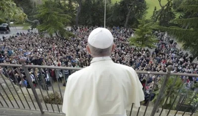 El Papa Francisco rezó el rosario en Roma ante miles de católicos.