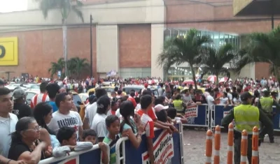 Cientos de hinchas de Junior se reunieron en el hotel del equipo. 