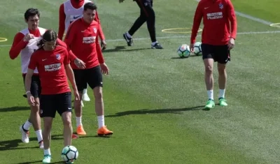 Felipe Luis maneja la pelota durante el entrenamiento. 