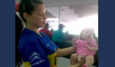 Luciendo la camiseta especial de Boca Juniors del Día de la Mujer, la pequeña Guadalupe es la hincha más pequeña de los bosteros.
