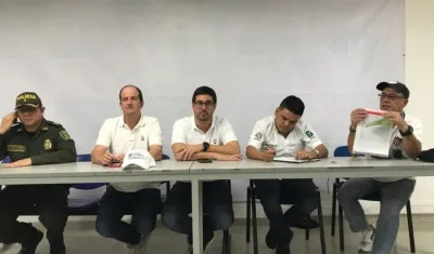 Los secretarios Fernando Isaza y Clemente Fajardo, junto a las autoridades policiales.