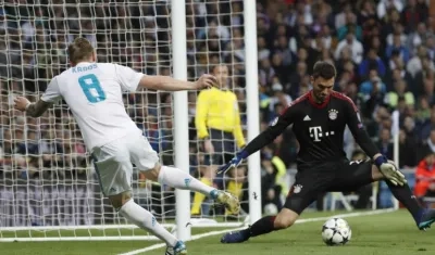 Sven Ulreich en una acción del partido ante Toni Kroos. 