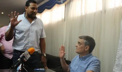 Ramón Ignacio Carbó durante su posesión ante Óscar David Galán, presidente del Concejo.