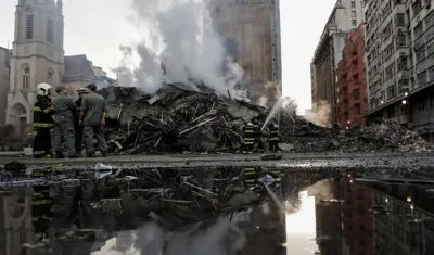 Bomberos siguen trabajando en la zona del colapso. 