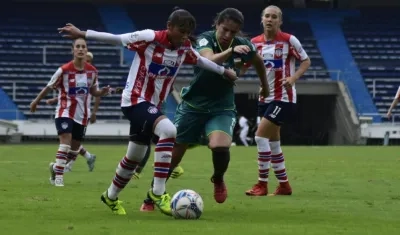 Iranis Centeno maneja la pelota ante la marca de una contraria. 
