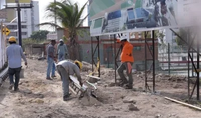 Obreros trabajando en las inmediaciones del Parque Bosques del Norte. 