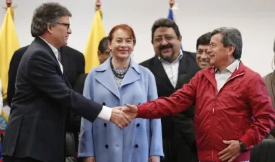 El jefe de la delegación del Gobierno de Colombia, el exvicepresidente colombiano Gustavo Bell (i) y el representante del ELN Pablo Beltrán (d)