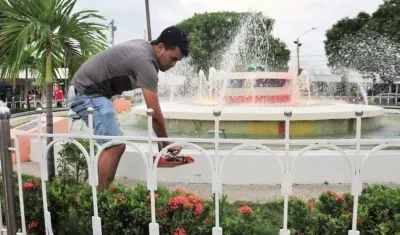 Joven cumpliendo la sanción.