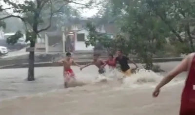 Momento en el que los jóvenes son arrastrados por el arroyo. 