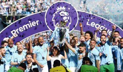 Jugadores del Manchester City celebran con el trofeo. 