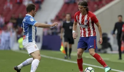 Filipe Luis maneja la pelota frente la marca de un contrario. 