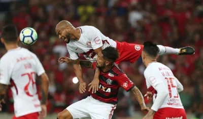 Paolo Guerrero lucha la pelota. 