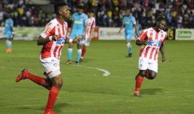 Yony González celebra el gol que significó la victoria.