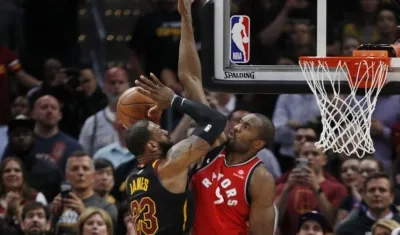 Acción de LeBron James ante los Raptors. 