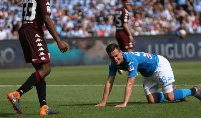  Arkadiusz Milik, del Nápoles, se lamenta en el piso tras una jugada. 