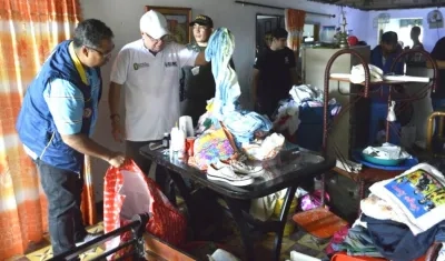 El Alcalde Joao Herrera visitando las viviendas afectadas.