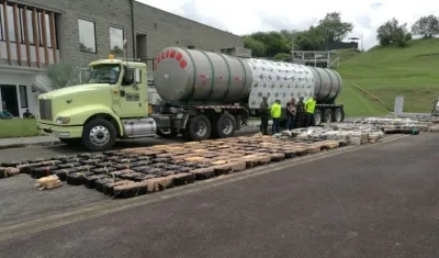 Tracto camión cisterna donde fue hallada la droga.