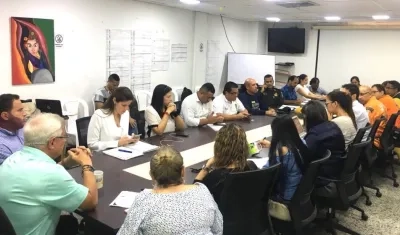 Las autoridades reunidas para decretar la calamidad pública.