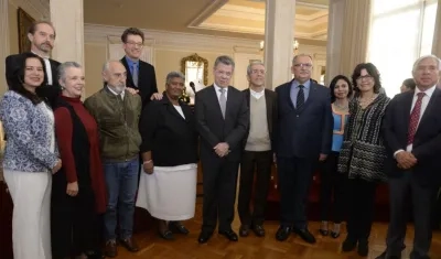 Presidente Santos tomó posesión de los 11 miembros de la Comisión de la Verdad.