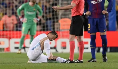 Cristiano Ronaldo se aqueja del golpe en el tobillo. 