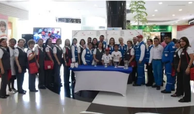 Los voluntarios de la Cruz Roja.